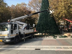 Το Χριστουγεννιάτικο δέντρο πήρε τη θέση του στην πλατεία